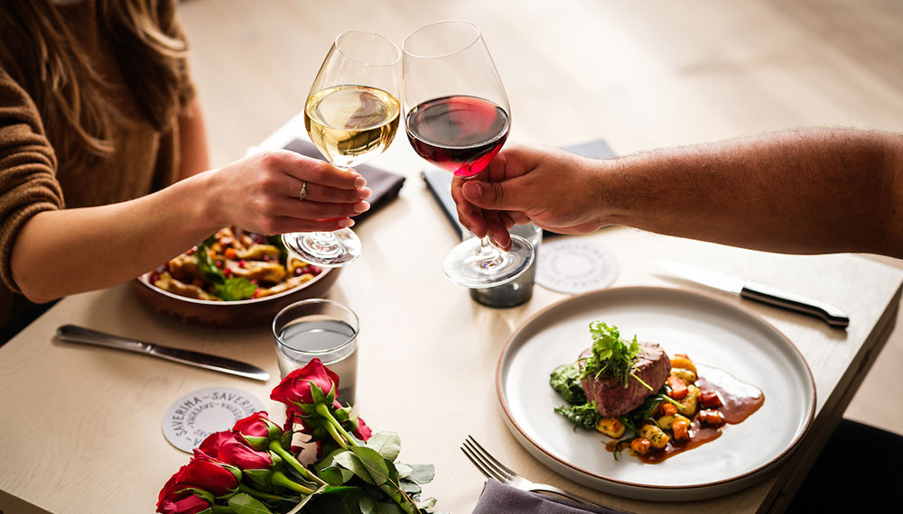 couple having dinner at Saverina