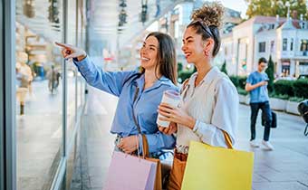 friends shopping
