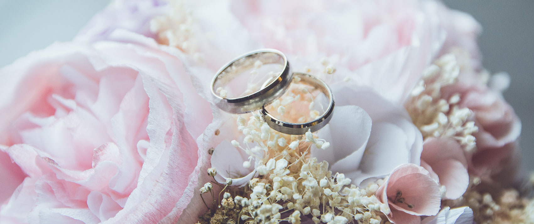 wedding flowers with wedding rings